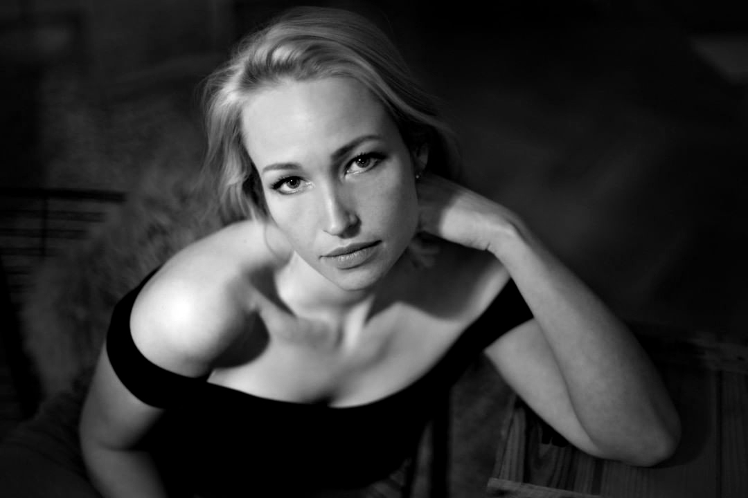 Portraits Photographs black and white made in Stuttgart Photoshooting in Home Sillenbuch. Female Portrait